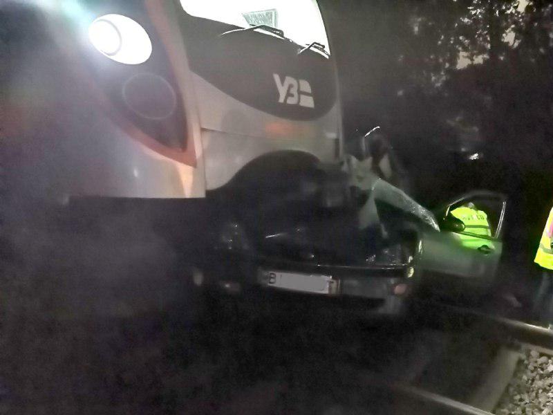 В Полтавской области легковушка попала под поезд