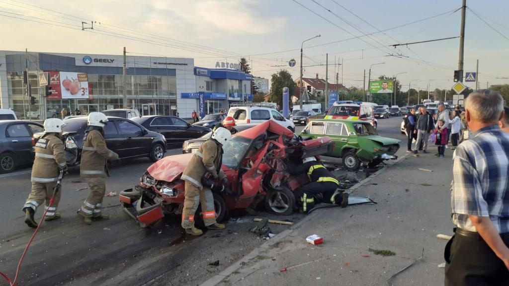 Последствия массовой аварии возле ТРЦ Экватор