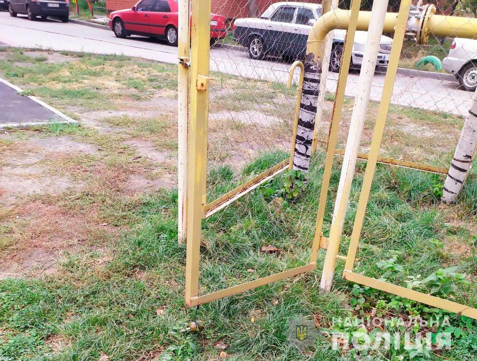 В Полтаве посреди двора кто-то привязал гранату возле газового щитка