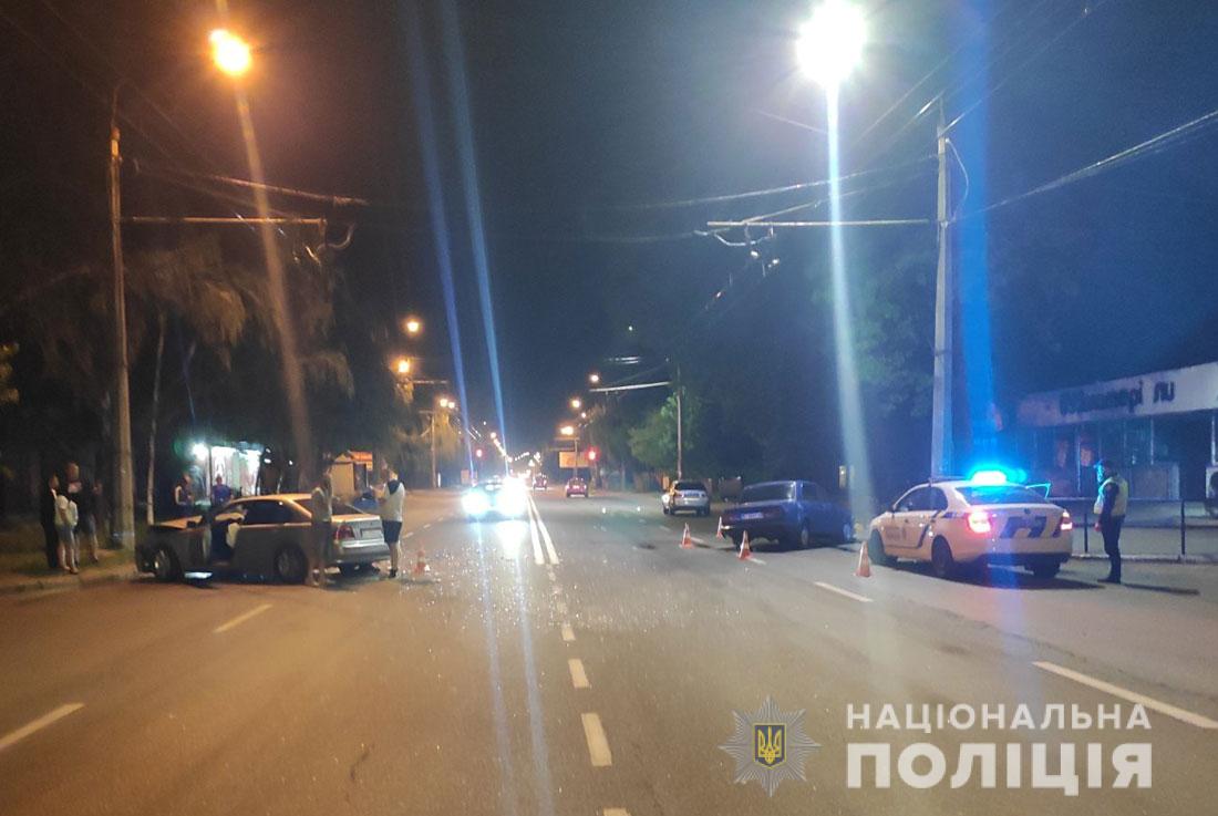 В результате столкновения 30-летний водитель и пассажир ВАЗа получили травмы