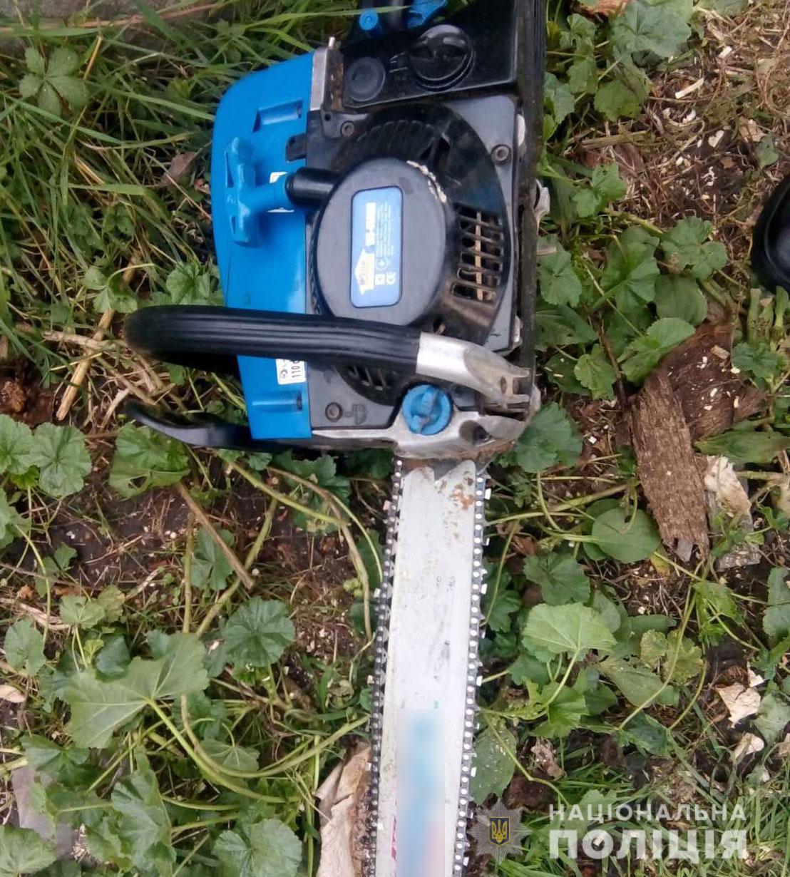 На Полтавщине мужчина зарезал себя бензопилой