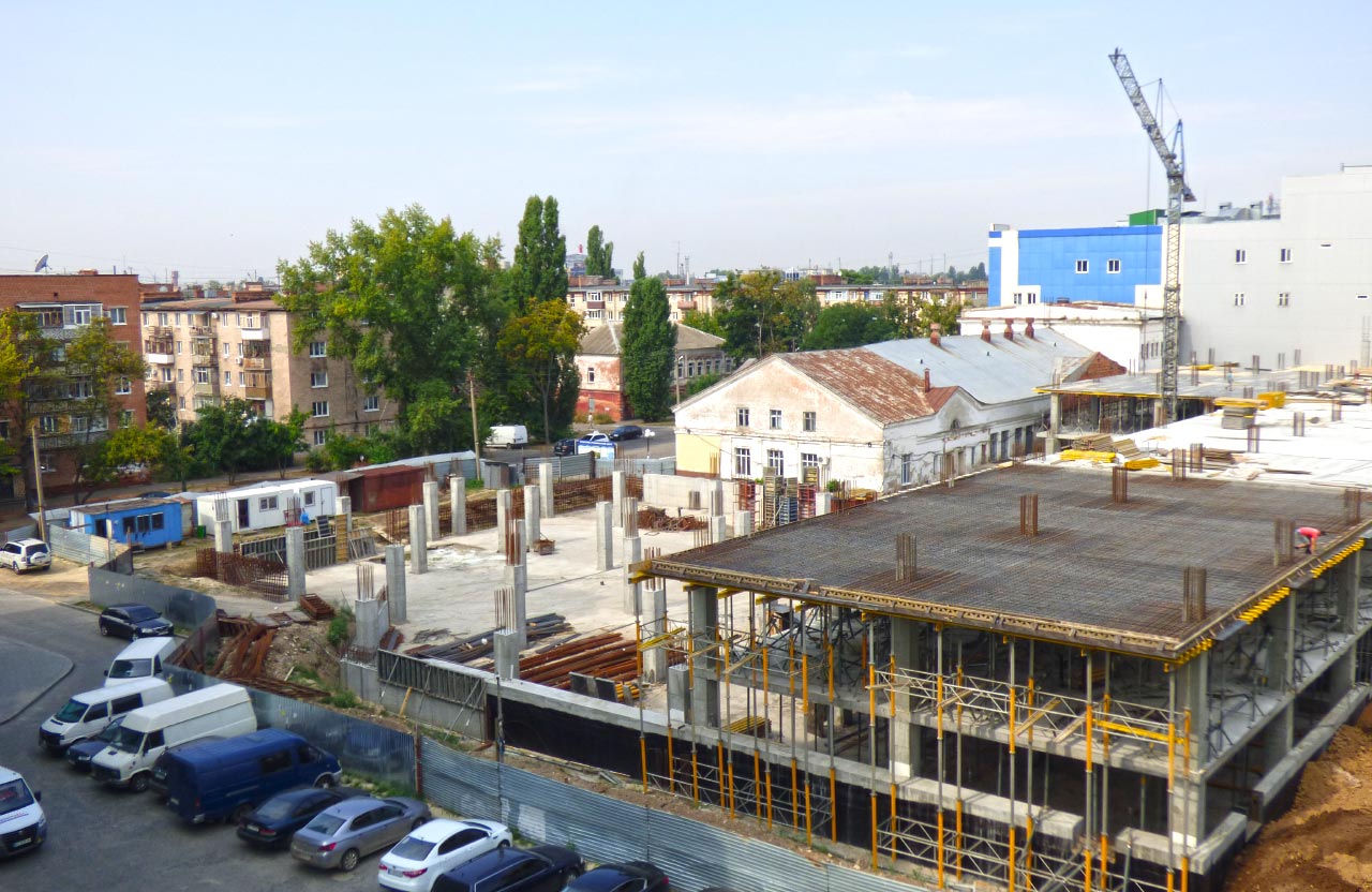 На стройке возле ТРЦ Киев упал башенный кран