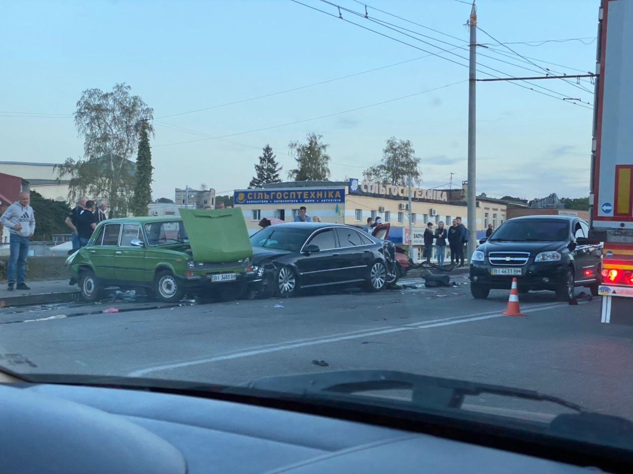 Последствия массовой аварии возле ТРЦ Экватор