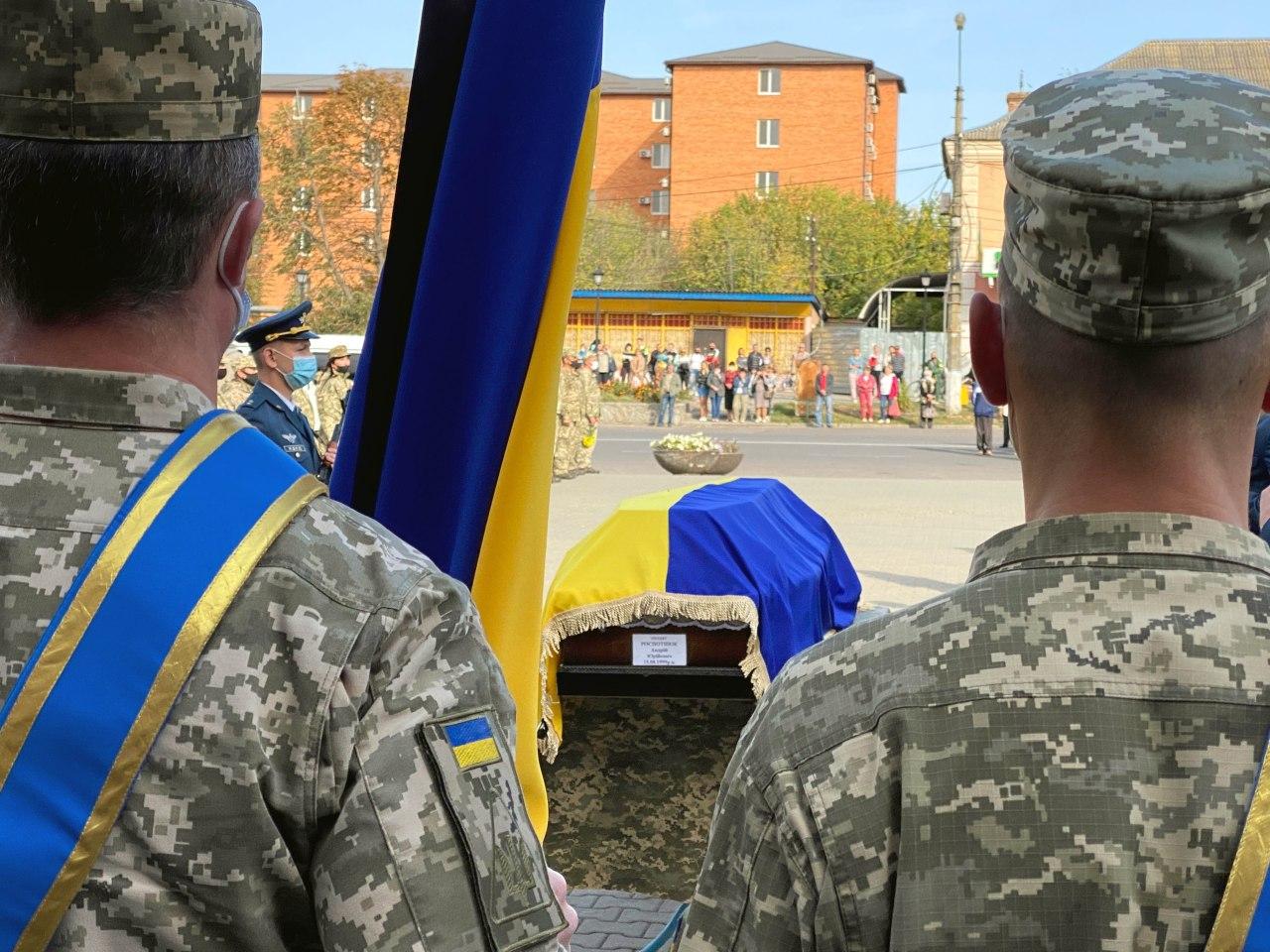 В Миргороде провели в последний путь курсанта, погибшего в авиакатастрофе АН-26
