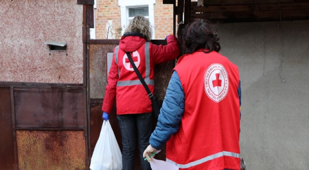 В Полтаве волонтеры Красного креста помогают одиноким пенсионерам