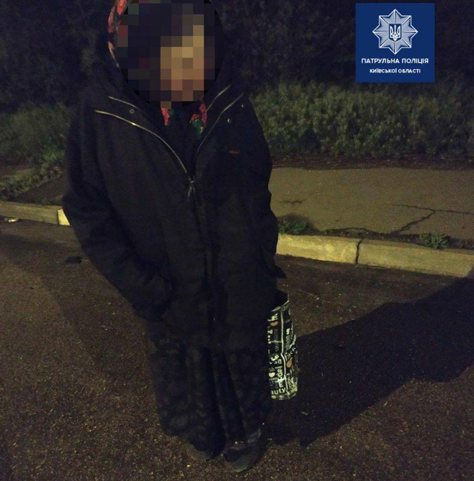 В Борисполе патрульные помогли бабушке, она пешком шла с Полтавы до Киева