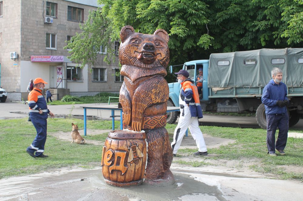 В Полтаве установили деревянную скульптуру медведя-пасечника