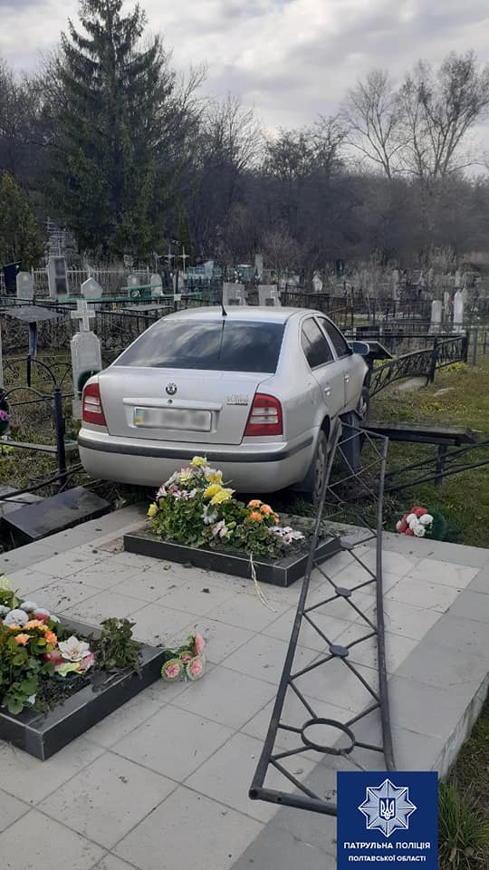 В Полтаве пьяный водитель заехал на кладбище