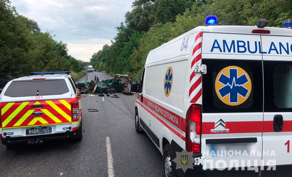 Под Кременчугом столкнулись грузовик и легковушка