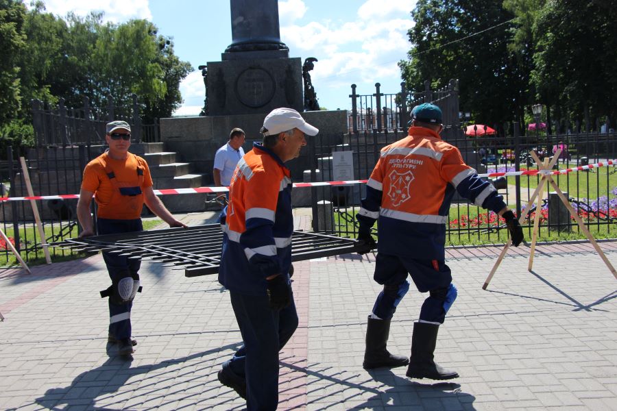В Полтаве убрали забор вокруг Орла