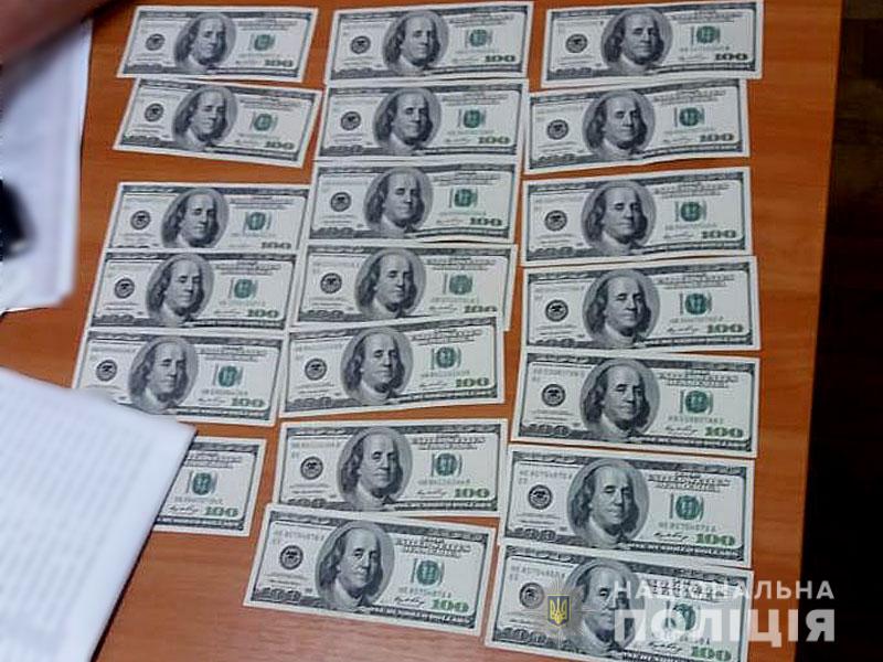 Чиновник торгует землей, его поймали на взятке