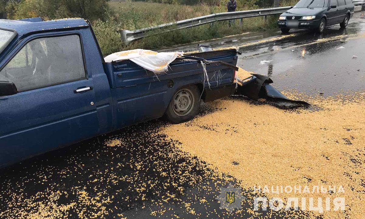 На мосту не разминулись грузовик с легковушкой