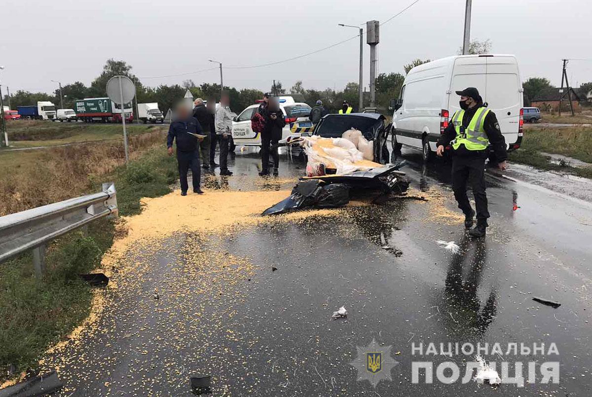 На мосту не разминулись грузовик с легковушкой
