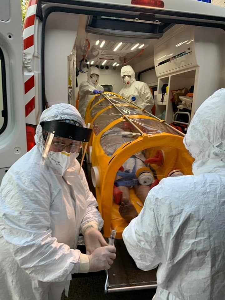 Первого пациента привезли в транспортном изоляторе