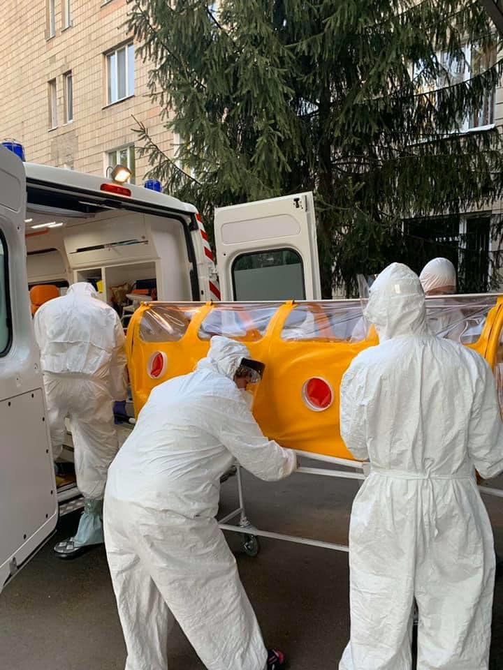 Первого пациента привезли в транспортном изоляторе