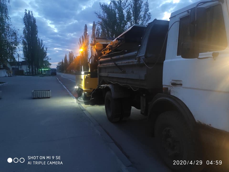 В Полтаве коммунальная техника чистит дороги от мусора