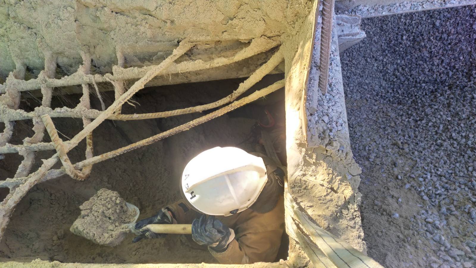 В Полтаве из технической ямы доставали мужчину