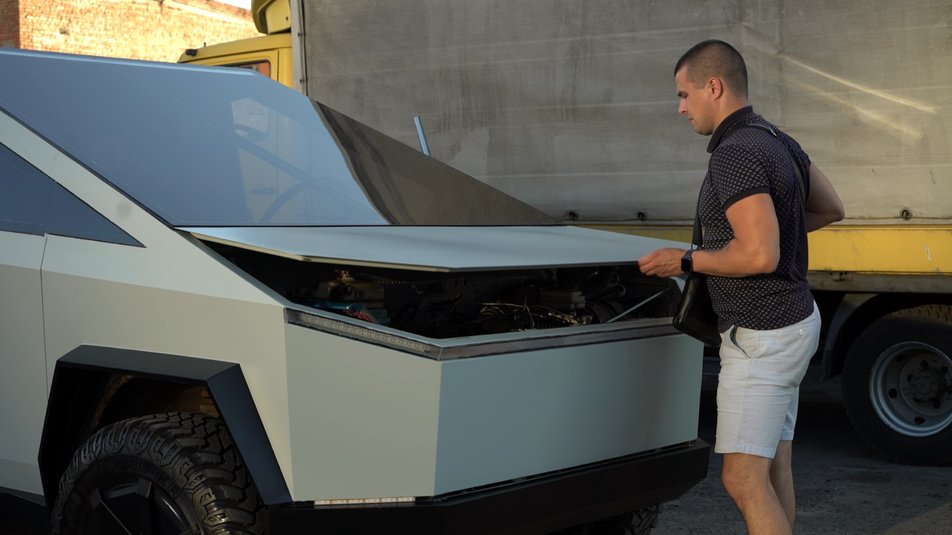 Полтавчанин смастерил копию электрического пикапа Tesla