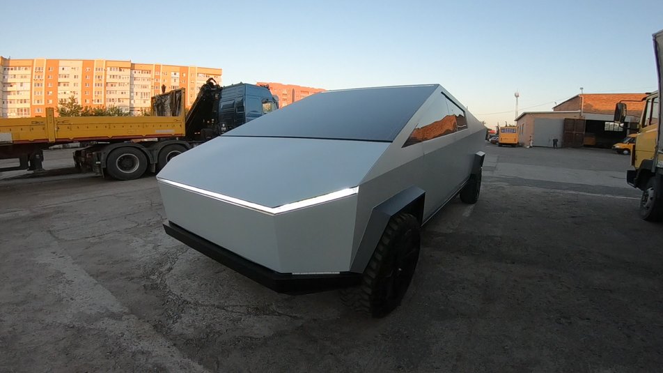 Полтавчанин смастерил копию электрического пикапа Tesla