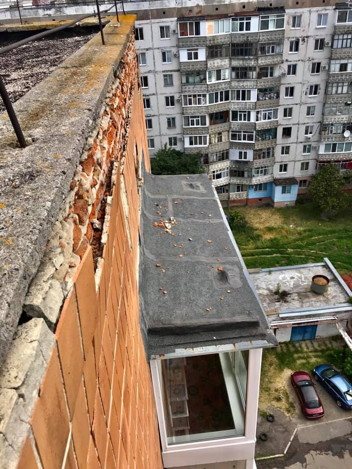 В Полтаве из жилого дома падает облицовочная плитка