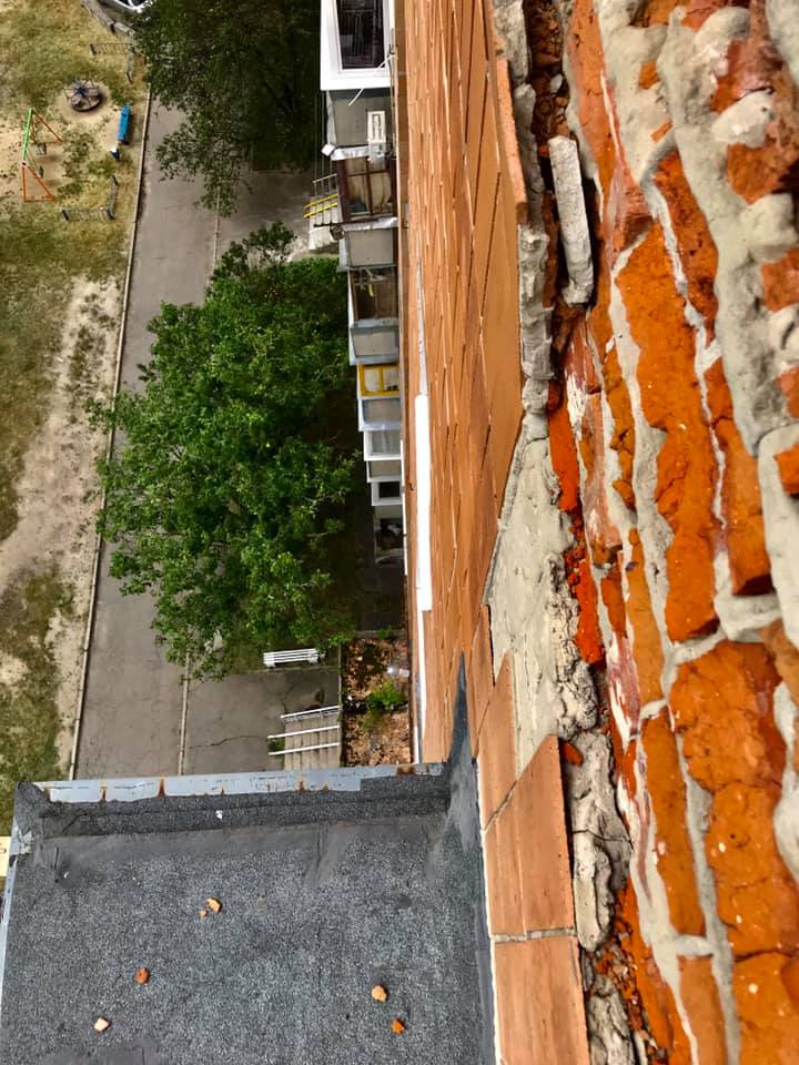 В Полтаве из жилого дома падает облицовочная плитка