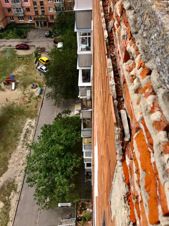 В Полтаве из жилого дома падает облицовочная плитка