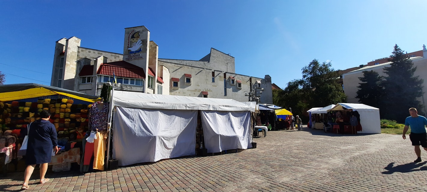 Стихийный рынок под кукольным театром