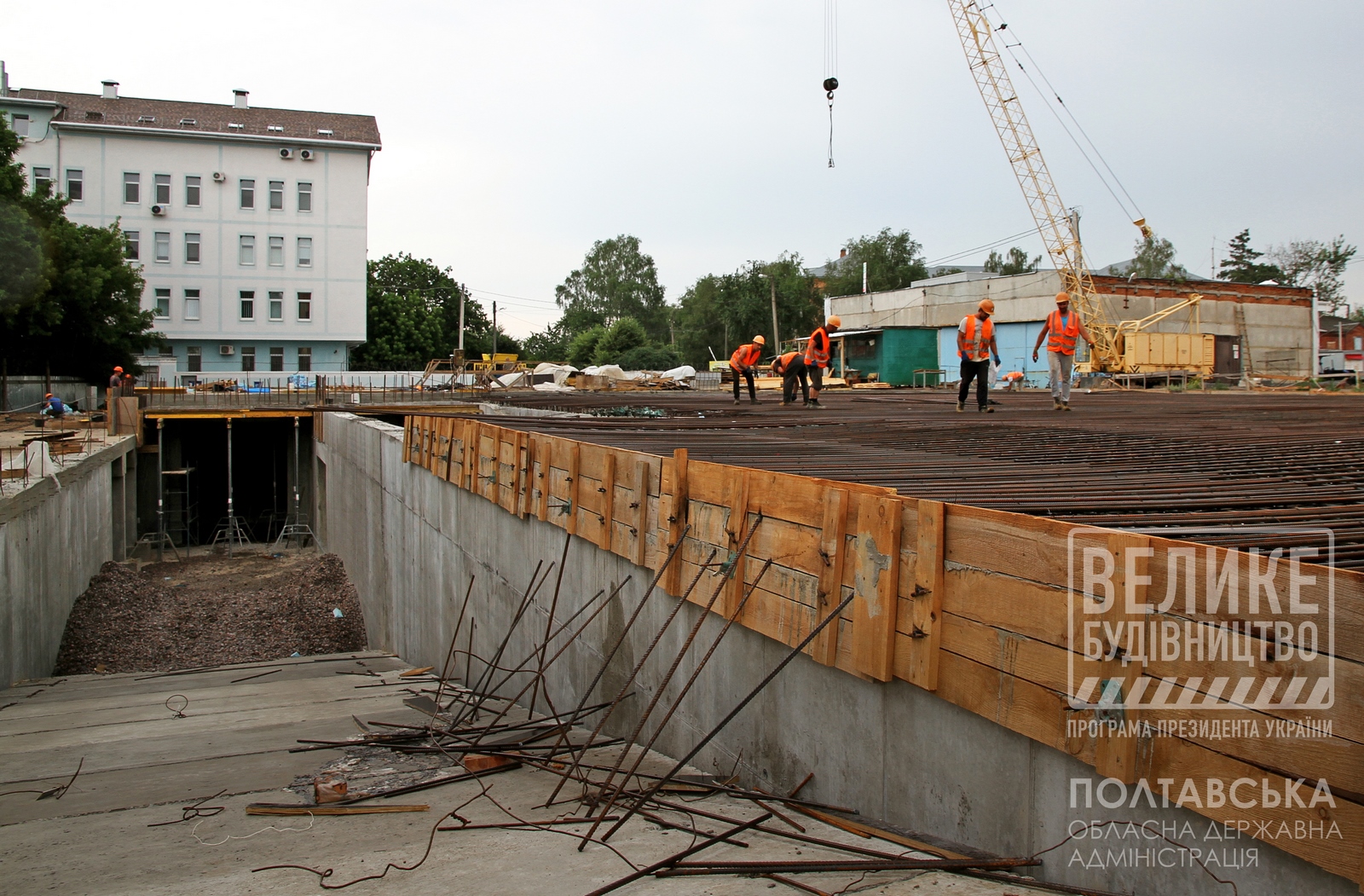 В областном центре продолжают реконструировать гараж под подземный паркинг Полтавского областного центра экстренной медицинской помощи и медицины катастроф