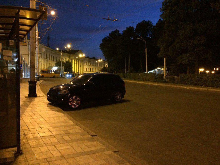 Заблокировал движение троллейбусов