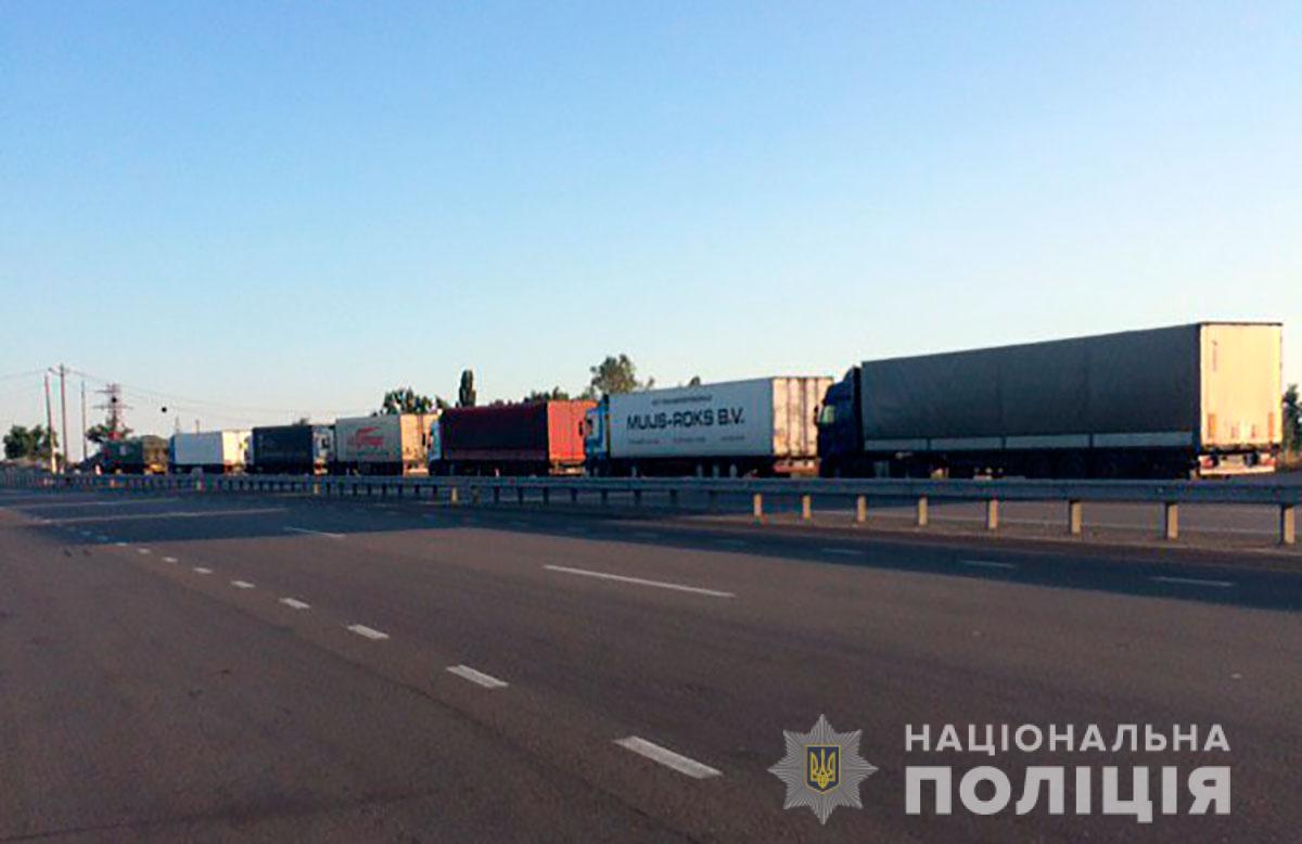 На Полтавщине копы проверяют грузовые автомобили