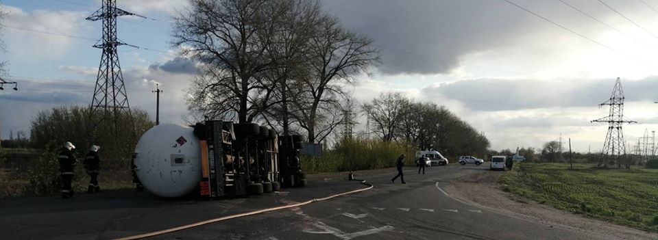 В Полтавской области перевернулся грузовик с цистерной