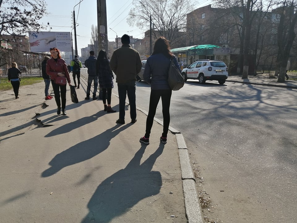 На улицах города стало меньше людей