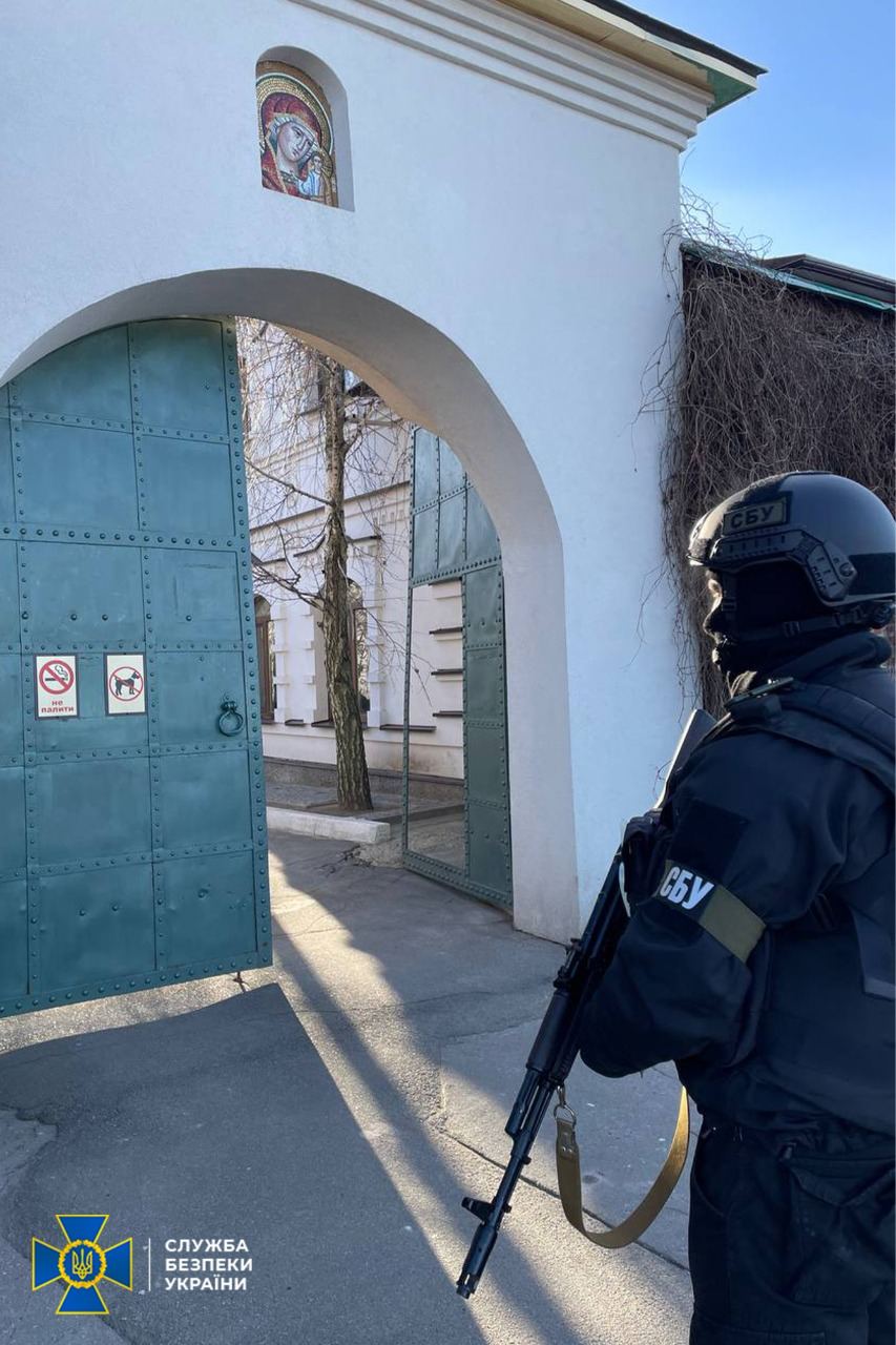 У Полтавській області правоохоронці проводять обшуки у храмах УПЦ.