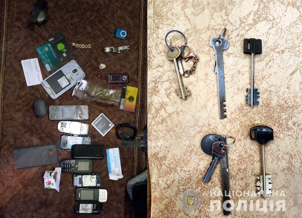 Телефоны, изъятые у мошенницы. Фото: Полтавская полиция