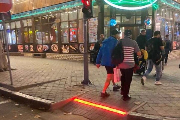 Ноу-хау: в центре Одессы появилось необычное дополнение к светофору фото 2