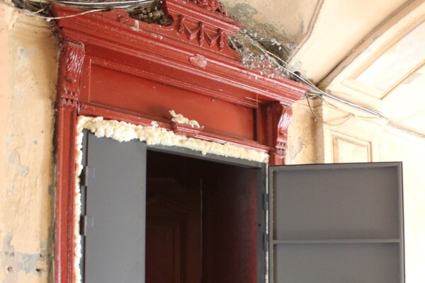 Ремонт по-одесски: в центре города старинную дверь изуродовали металлом фото