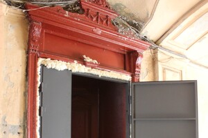 Ремонт по-одесски: в центре города старинную дверь изуродовали металлом фото