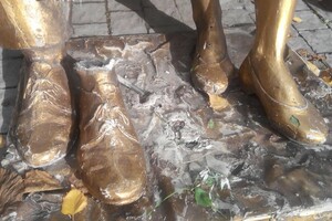 Слов нет: в Театральном сквере сломали памятник родителям фото 2