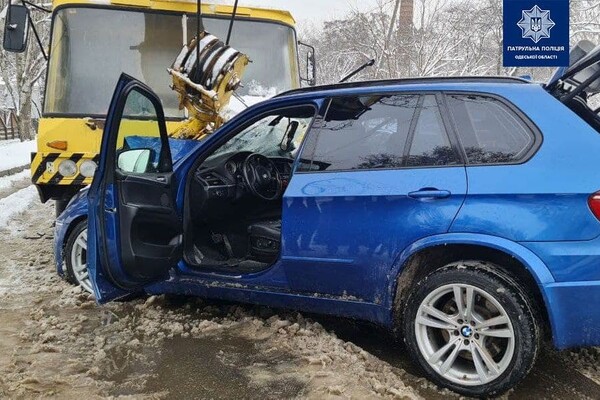 Не поделили дорогу: в Одессе столкнулись легковое авто и грузовой кран фото