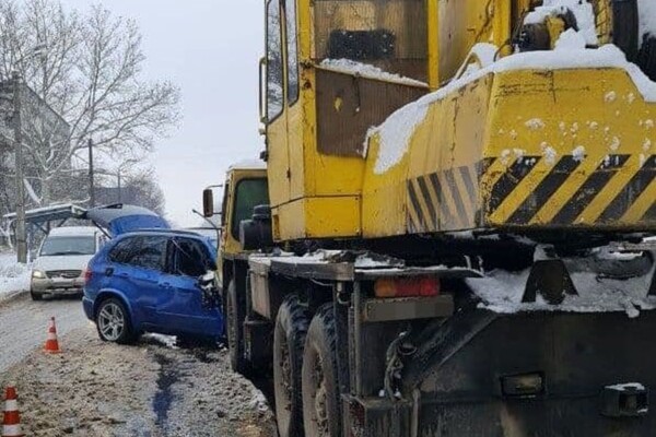 Не поделили дорогу: в Одессе столкнулись легковое авто и грузовой кран фото 1