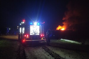 Пожарные машины застревали в грязи: под Одессой не могли потушить базу отдыха фото 2
